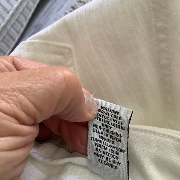 Chicos white jean capris Premium brand size one in excellent condition 5… - Picture 10 of 16